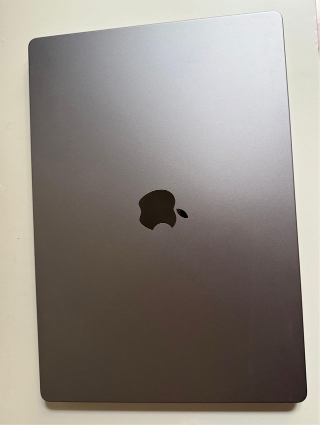 MacBook Pro 16" (2021) M1 Pro
SSD 512GB - RAM 32GB