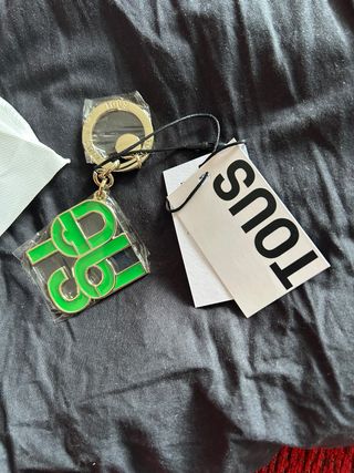 Llavero Tous dorado y verde
