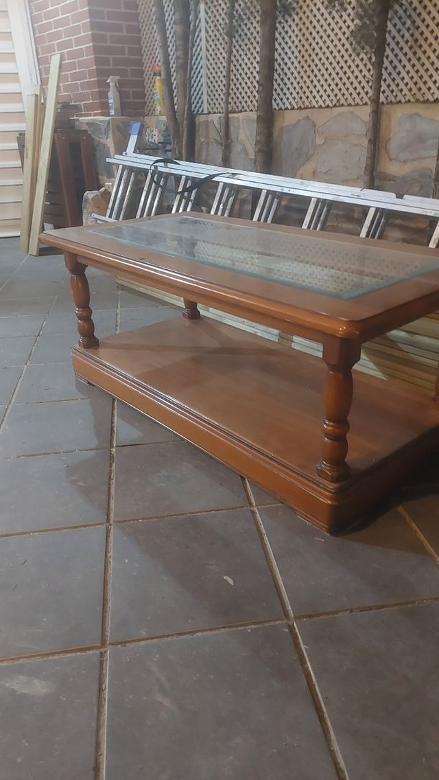 tavolo in legno con vetro