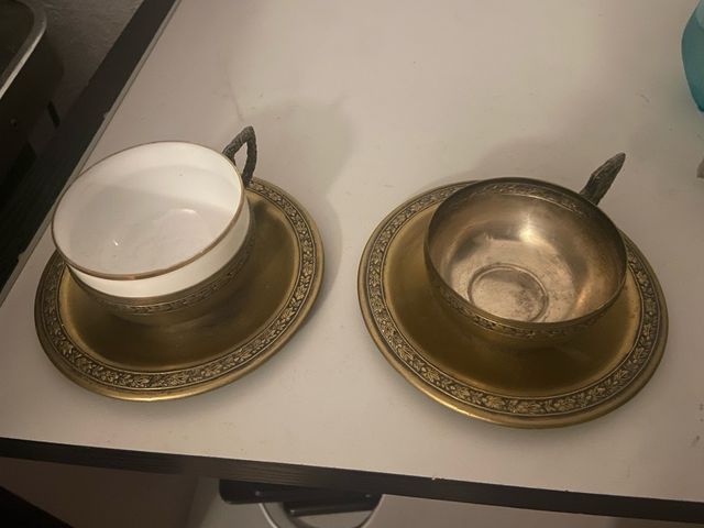 Juego de 2 tazas y platillos dorados