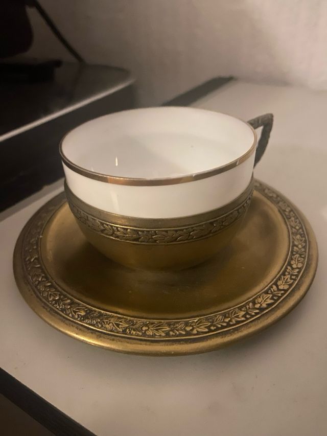 Juego de 2 tazas y platillos dorados