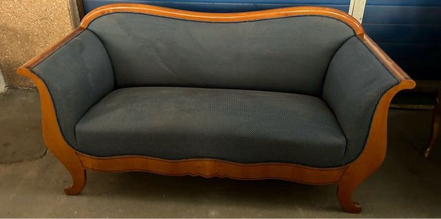 Sillón antiguo de madera y tela