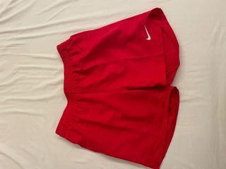bañador Nike rojo.