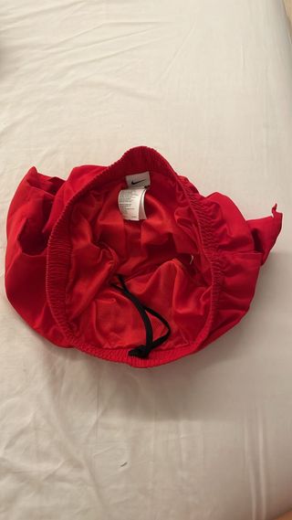 bañador Nike rojo.