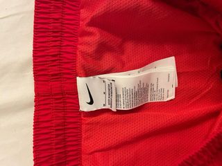 bañador Nike rojo.
