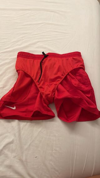 bañador Nike rojo.