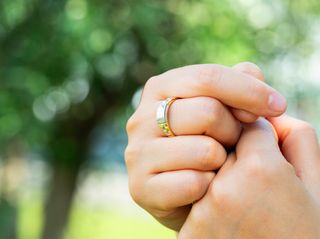 anillo oro 18k con piedra con circonita