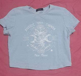 Camiseta Bershka cropped celeste 