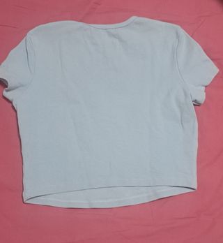 Camiseta Bershka cropped celeste 