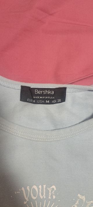 Camiseta Bershka cropped celeste 