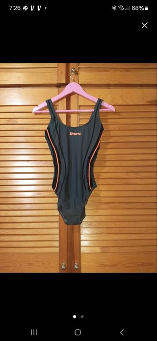 Bañador deportivo gris y naranja