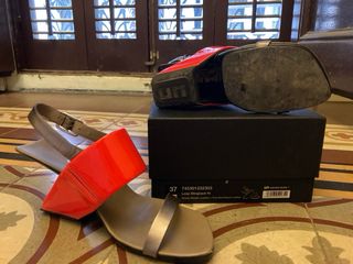 Zapatos United Nude en color coral y plomo