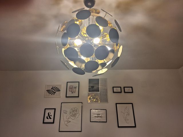 Lámpara colgante dorada y negra