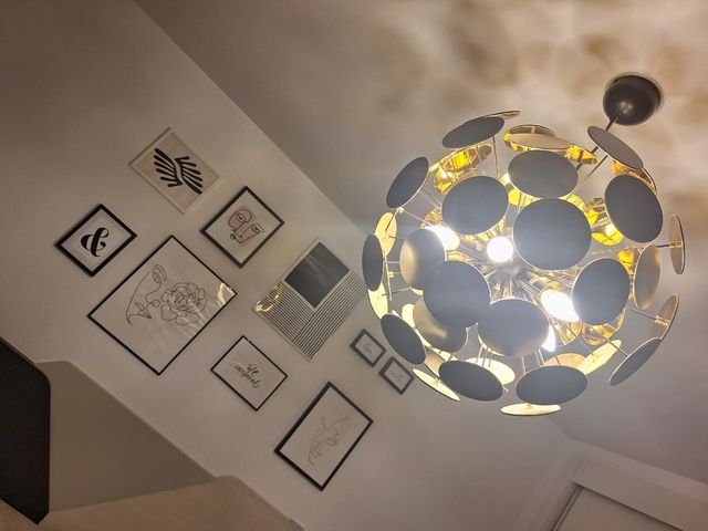 Lámpara colgante dorada y negra