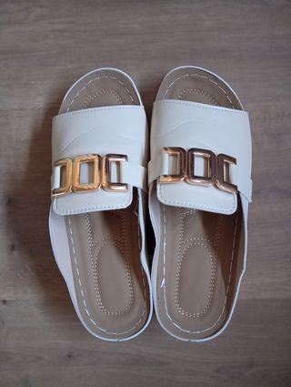 Sandalias planas beige-doradas 