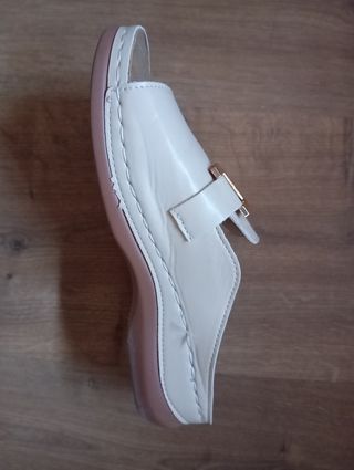 Sandalias planas beige-doradas 