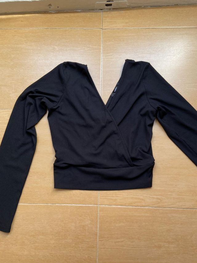 Top negro crop escote pico