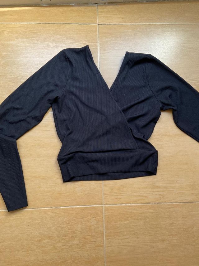 Top negro crop escote pico