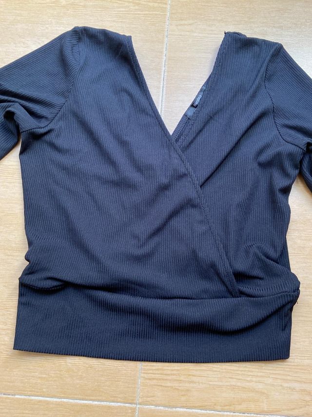 Top negro crop escote pico