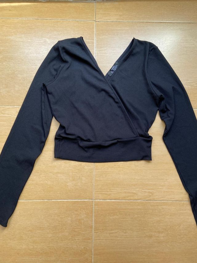 Top negro crop escote pico