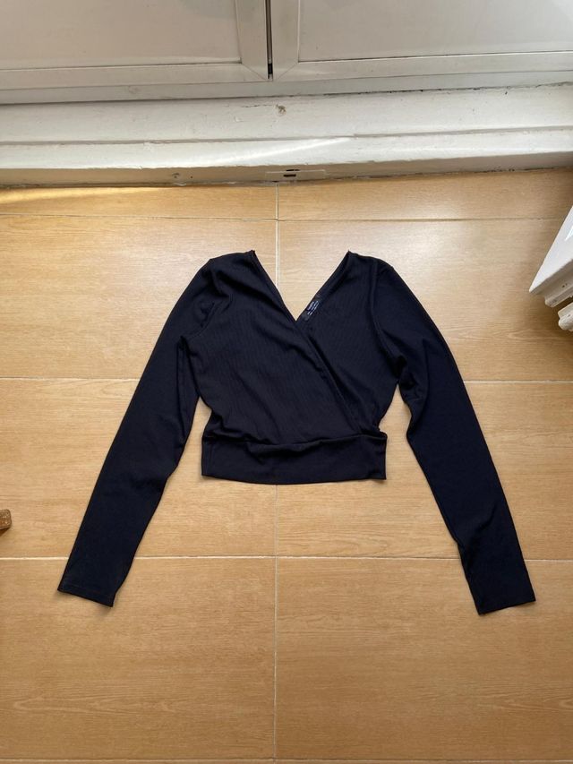 Top negro crop escote pico