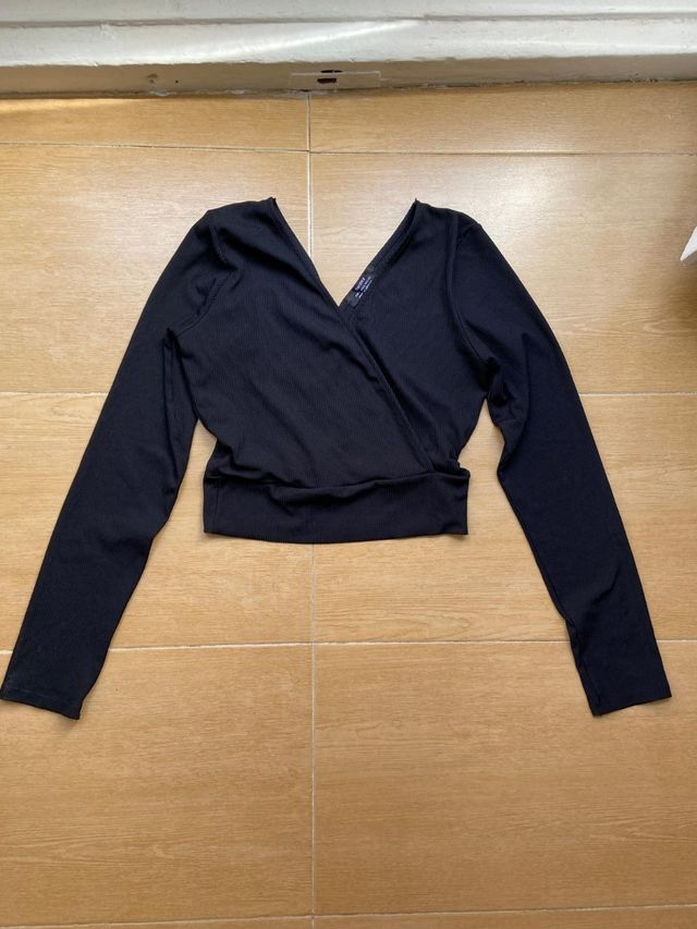 Top negro crop escote pico