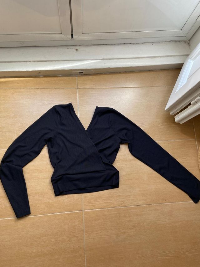 Top negro crop escote pico