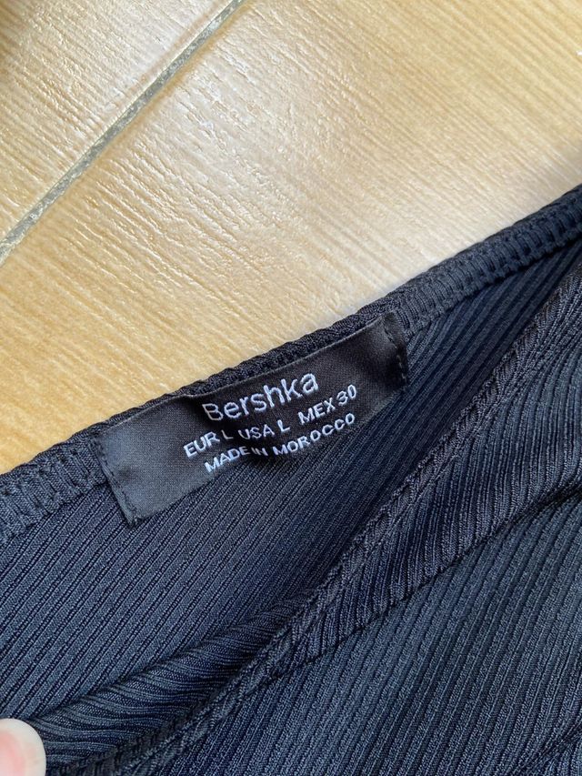 Top negro crop escote pico