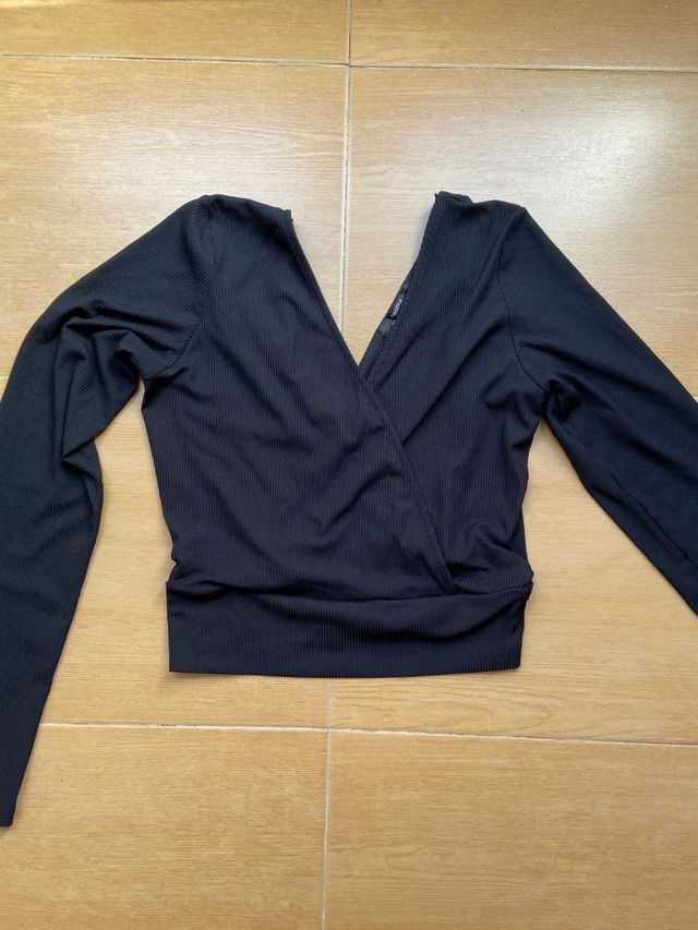 Top negro crop escote pico