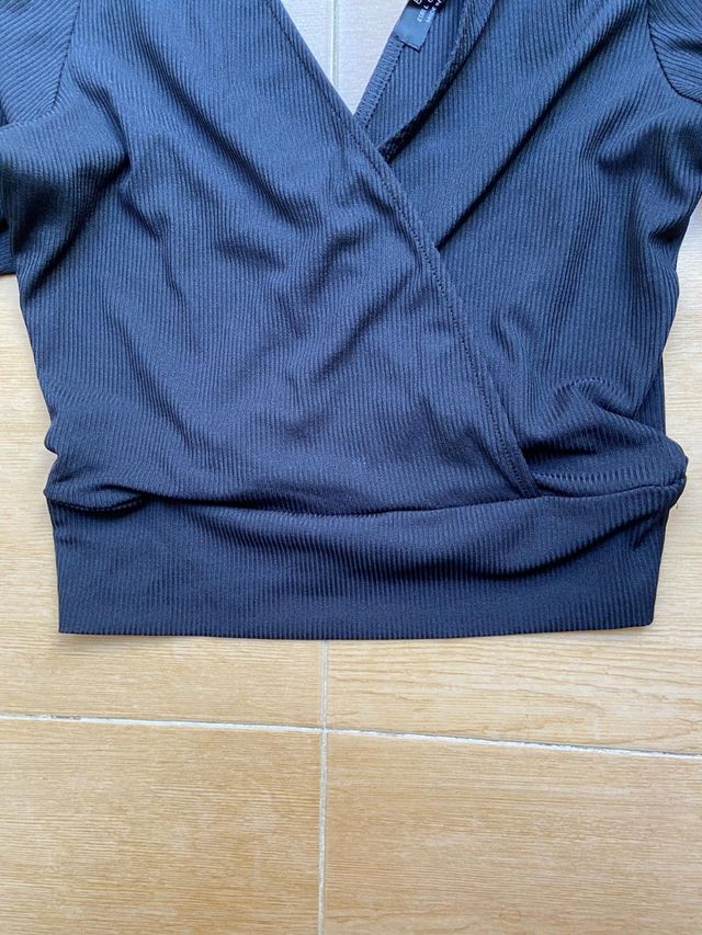 Top negro crop escote pico