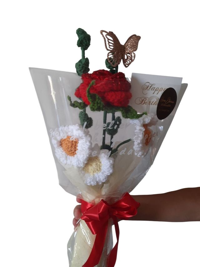 Ramo crochet: flores rojas y blancas