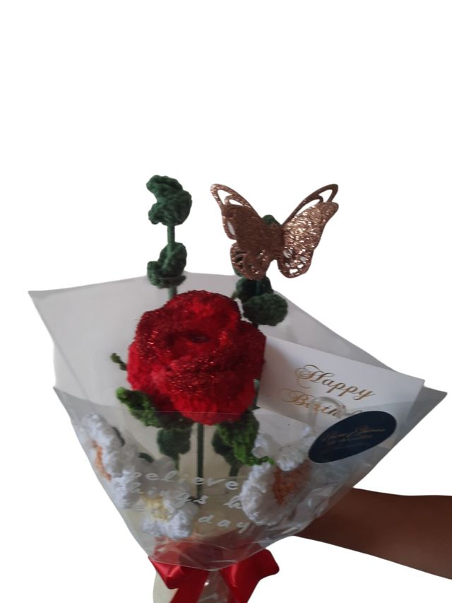 Ramo crochet: flores rojas y blancas