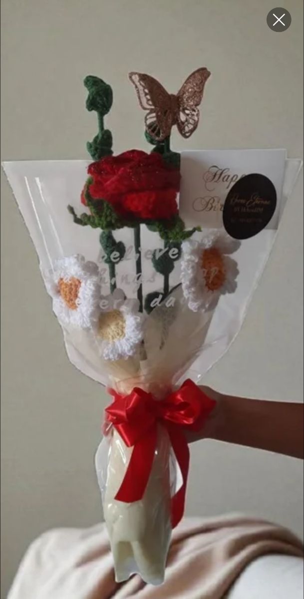 Ramo crochet: flores rojas y blancas