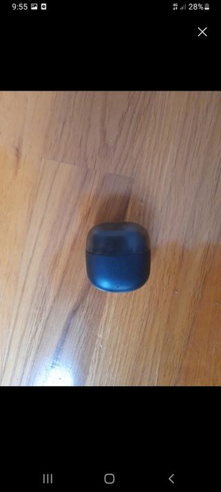 Auriculares inalámbricos negros y uno no hace