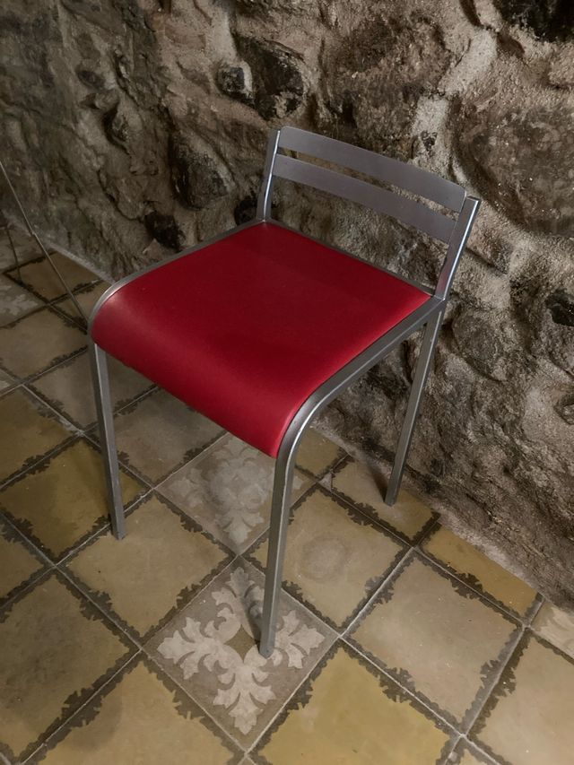 Silla roja y plateada