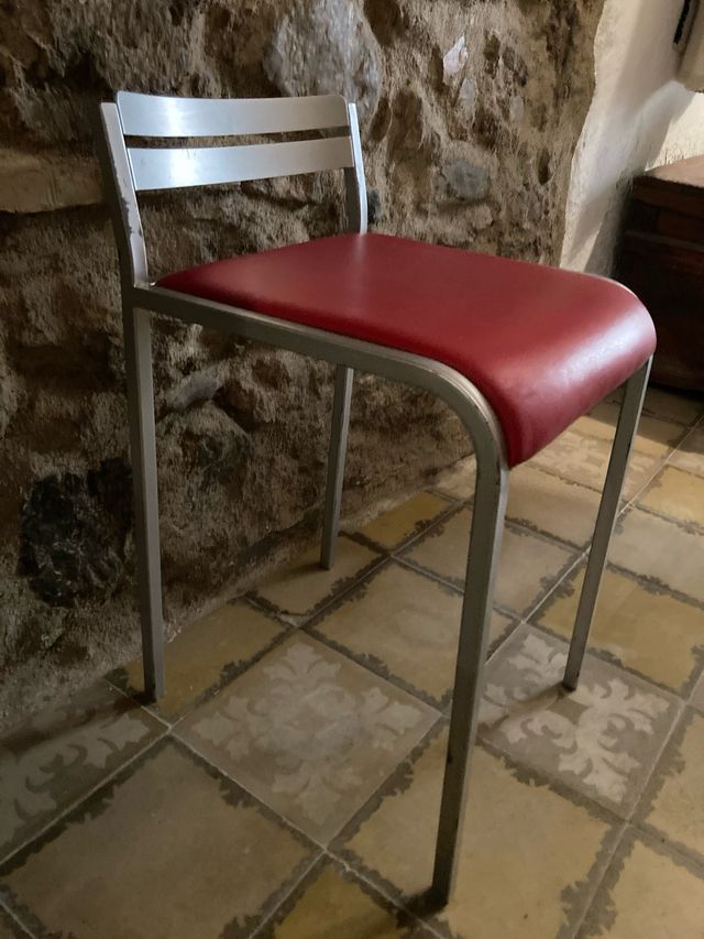 Silla roja y plateada