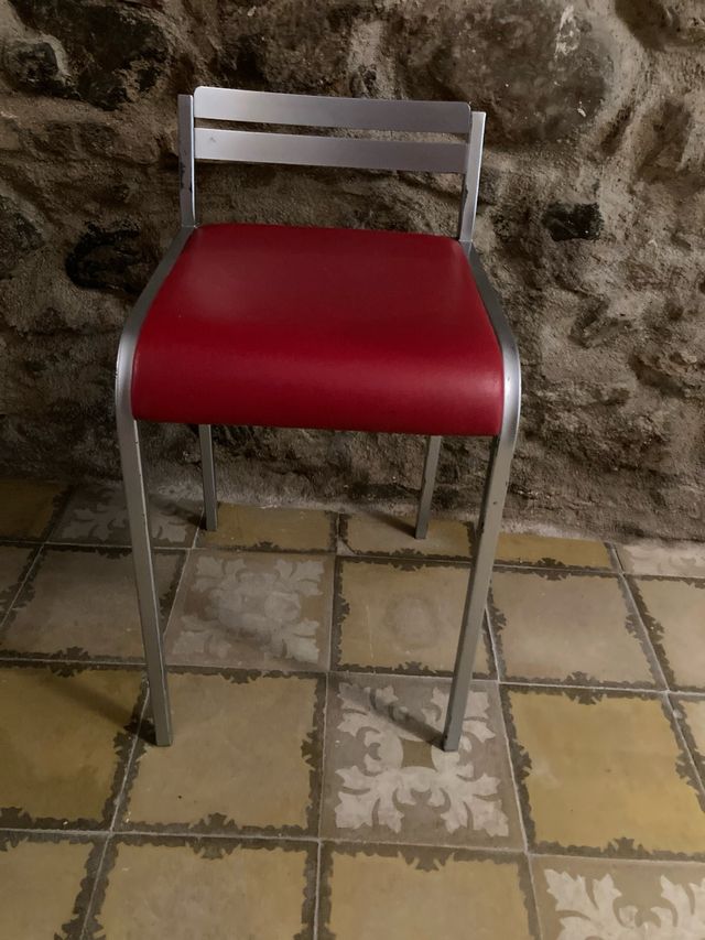 Silla roja y plateada