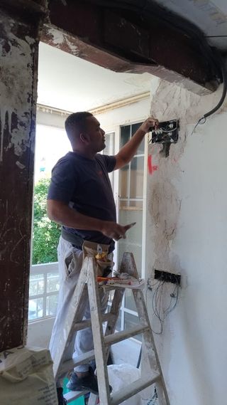 Electricista disponible 24/7 