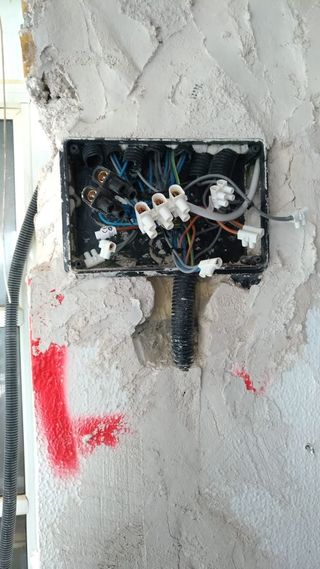 Electricista disponible 24/7 