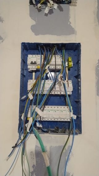 Electricista disponible 24/7 