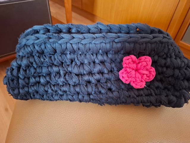 Bolso tejido a mano azul marino