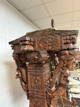 Gran columpio de madera con elaboradas tallas.