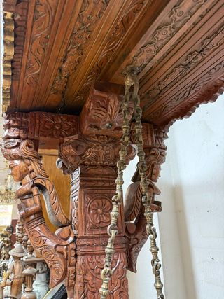 Gran columpio de madera con elaboradas tallas.
