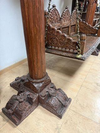 Gran columpio de madera con elaboradas tallas.