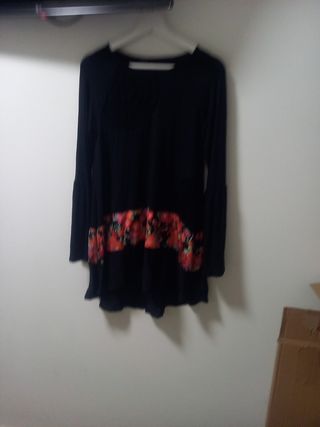 Vestido negro flores rojas