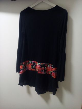 Vestido negro flores rojas