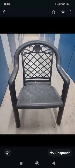 Silla de jardín negra de plástico