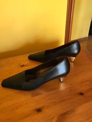 Zapatos negros tacón dorado 36