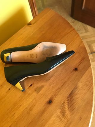 Zapatos negros tacón dorado 36