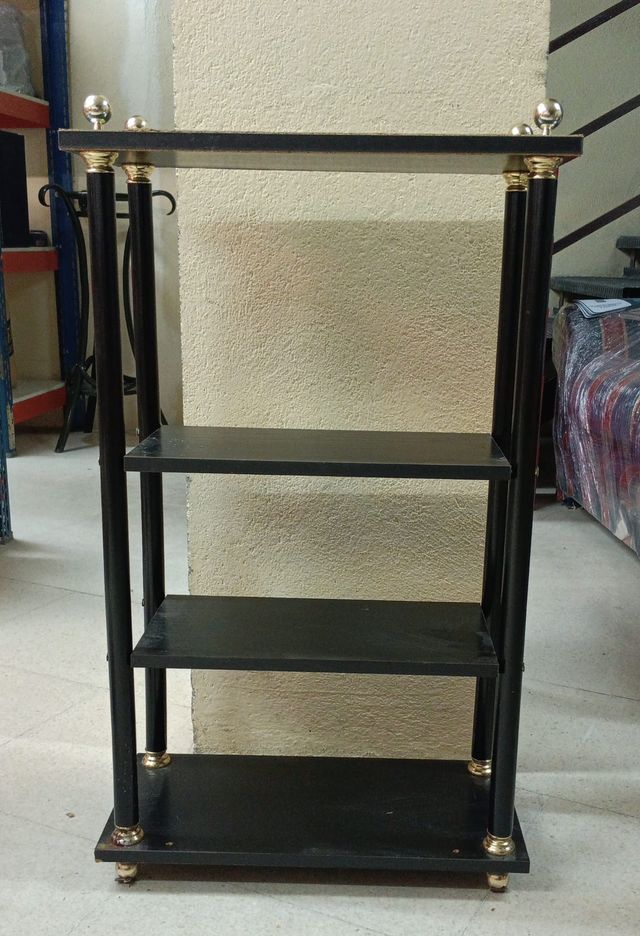 Estantería negra con detalles dorados